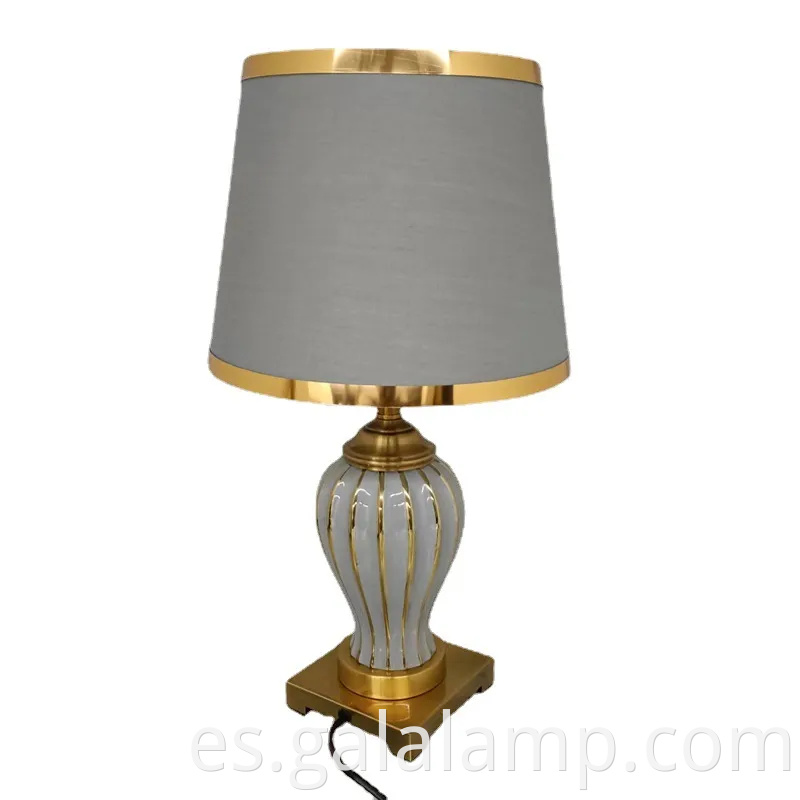 Elegante lámpara de mesa de cerámica con base de metal dorado para el dormitorio